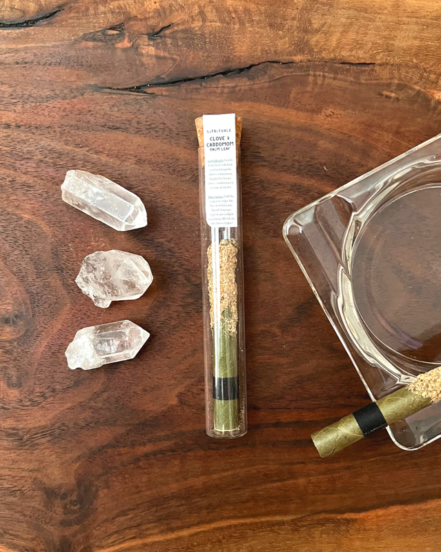 CLOVE AND CARDAMOM PALM LEAF TEA TOKE